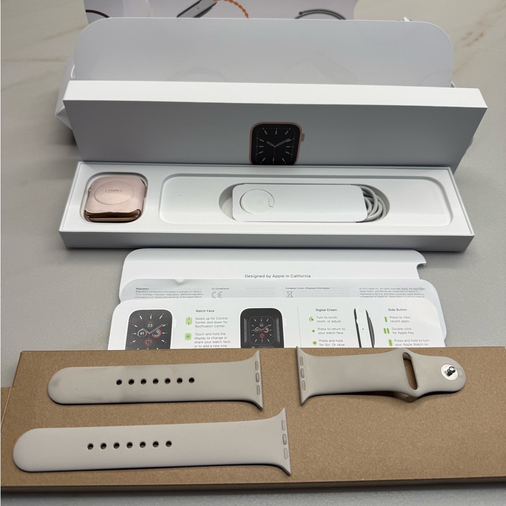 Apple series 6 Smartwatch gold aluminum 44MM with Cream Band